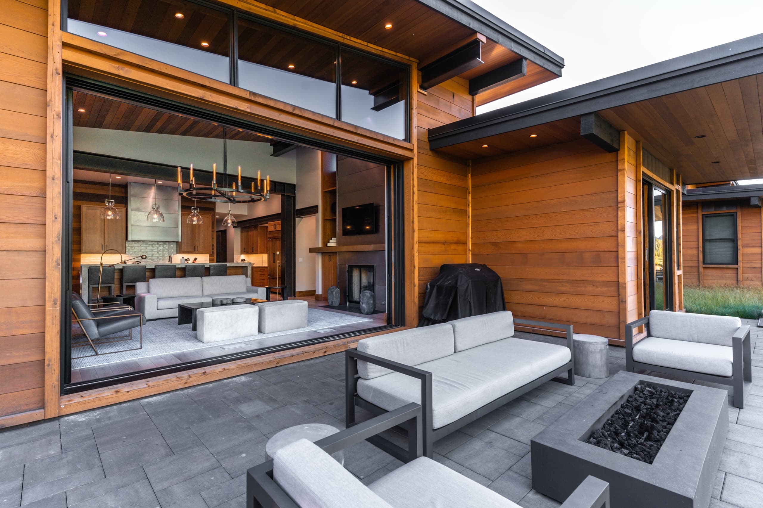 Caddis Cabin exterior patio and fire feature at Snake River Sporting Club