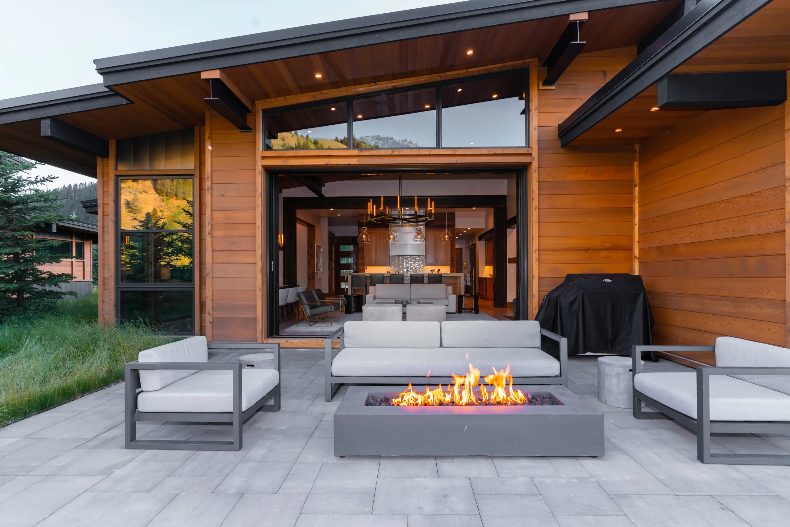 Snake River Sporting Club Caddis Cabins outdoor patio and fire feature