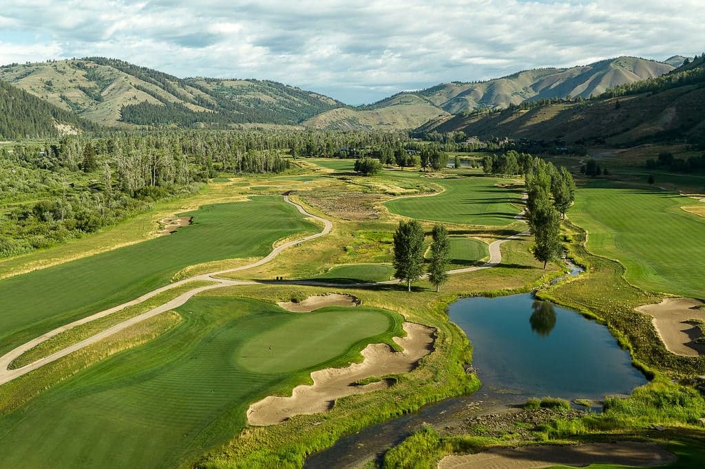 Snake River Sporting Club Golf Course With A Lake