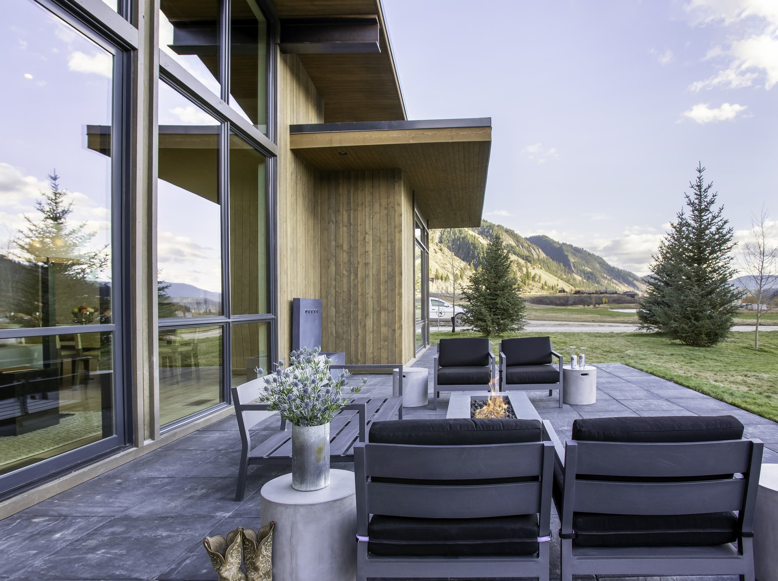 Fairway Cabin furnished exterior patio with fire feature at Snake River Sporting Club