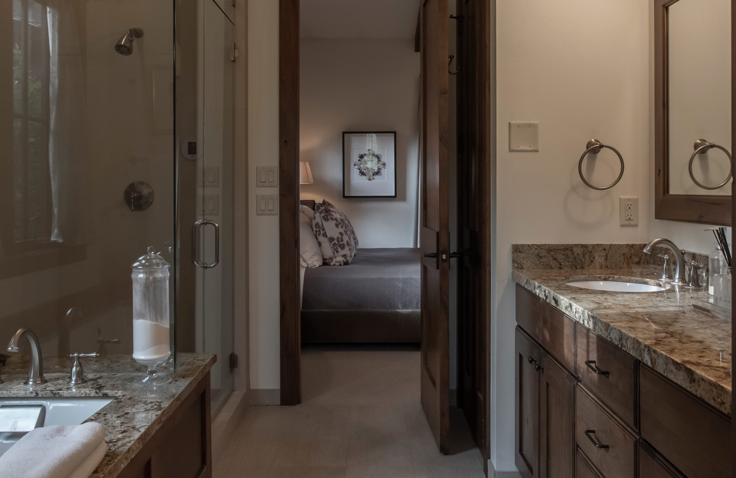 Lodge Cottage Guestroom & bathroom