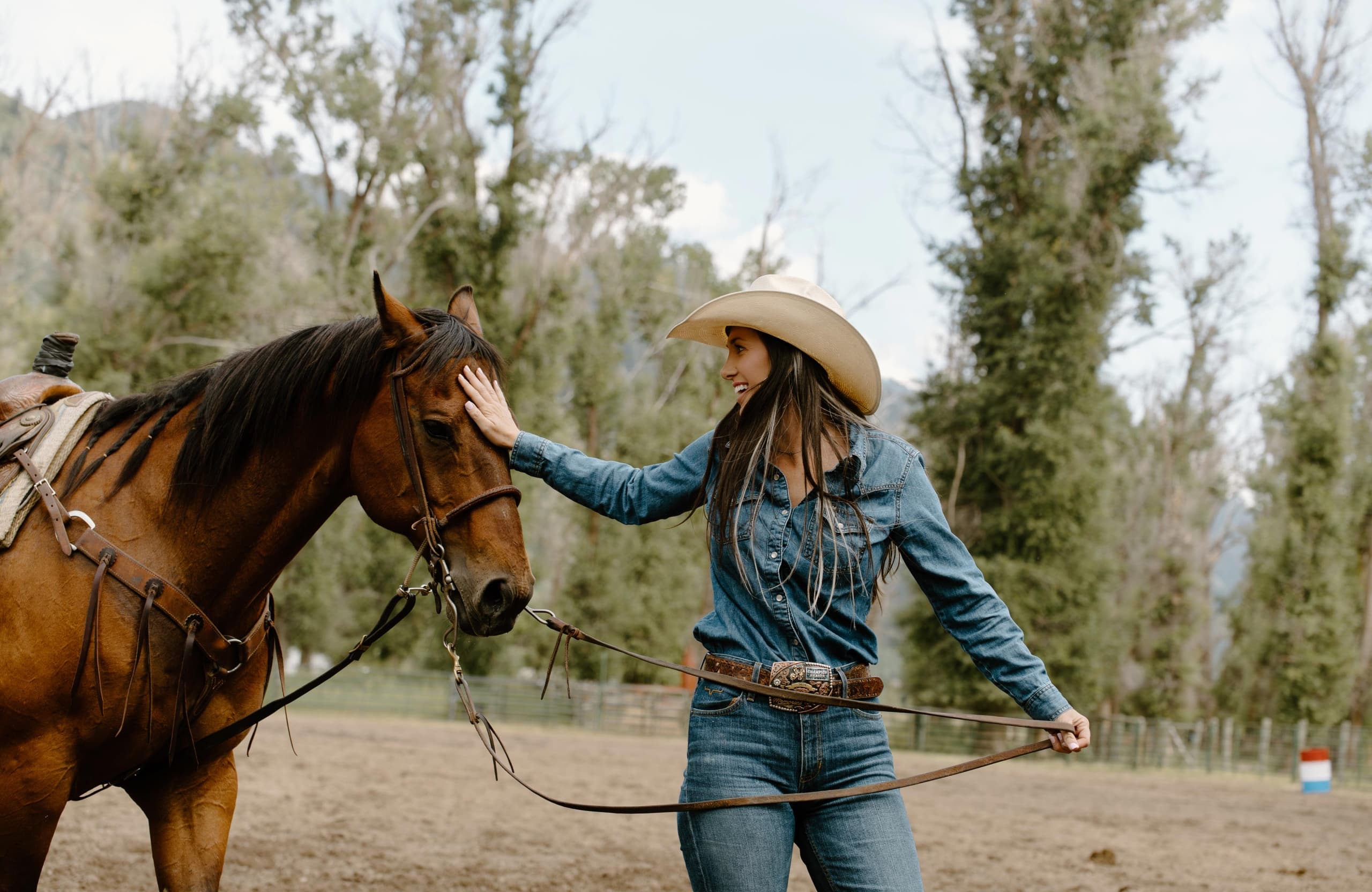Woman with cowboy hat with horse
